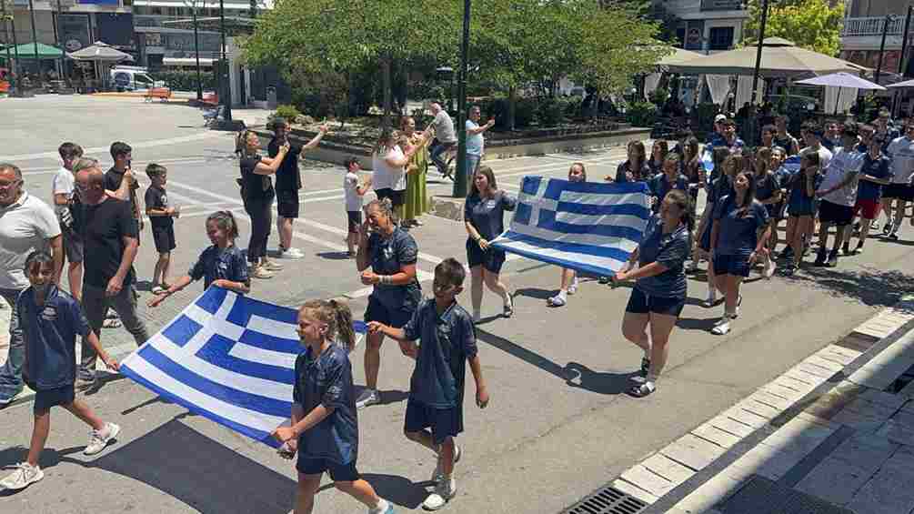 Μετάλλια, χαμόγελα & συγκίνηση στην επιστροφή των «χρυσών παιδιών»