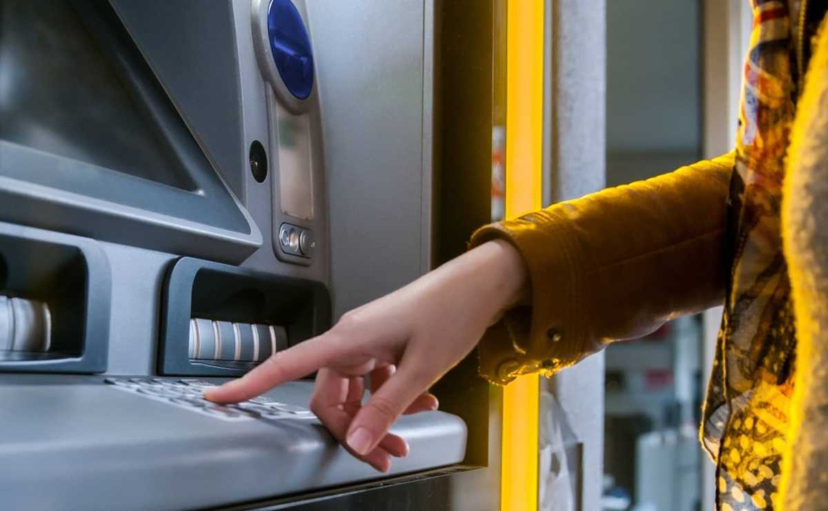 EEKE: Εξοργιστική κερδοσκοπία της τράπεζας Πειραιώς σε βάρος των καταναλωτών