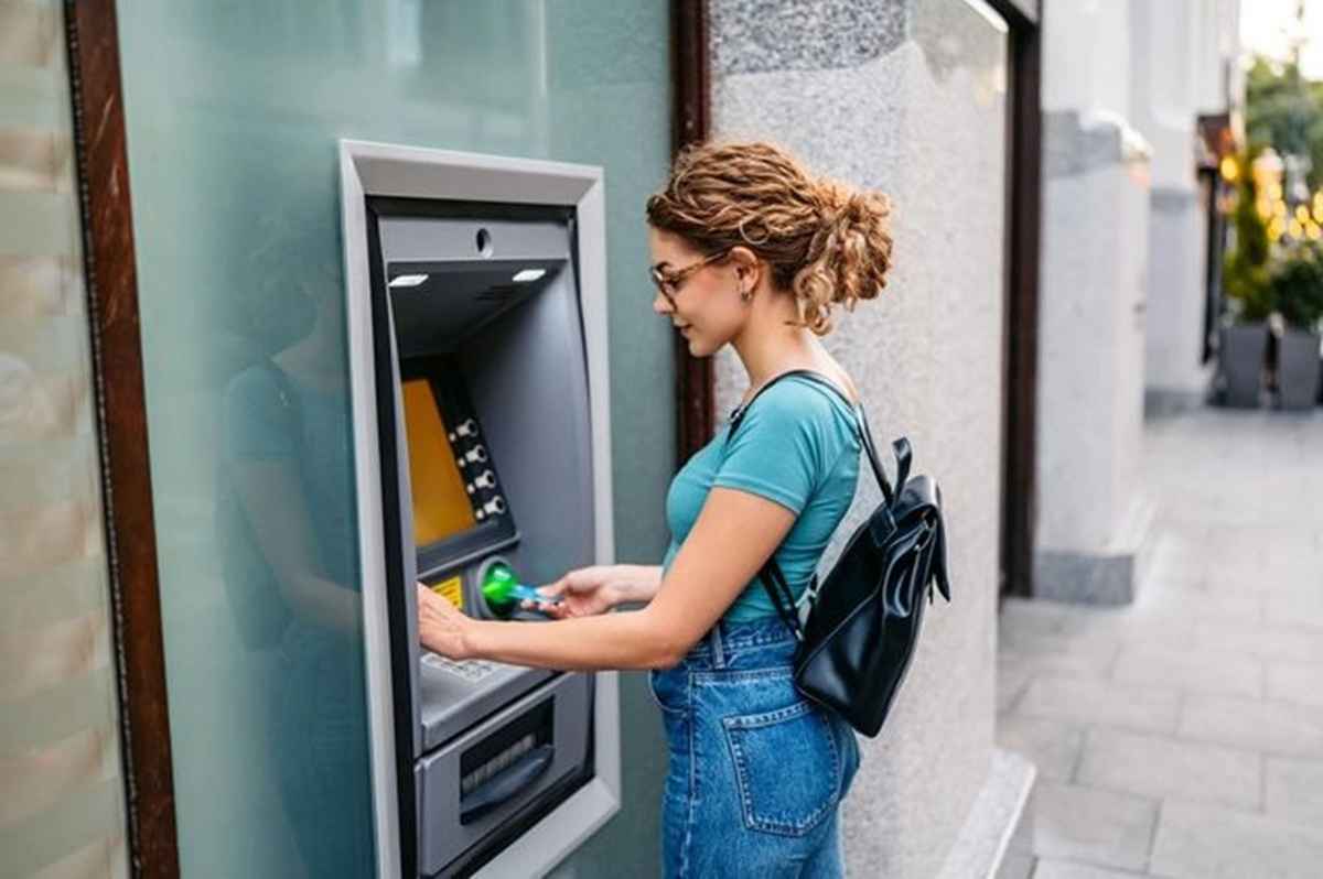 ATM: Αντί για εξυπηρέτηση των πολιτών, νέες χρεώσεις