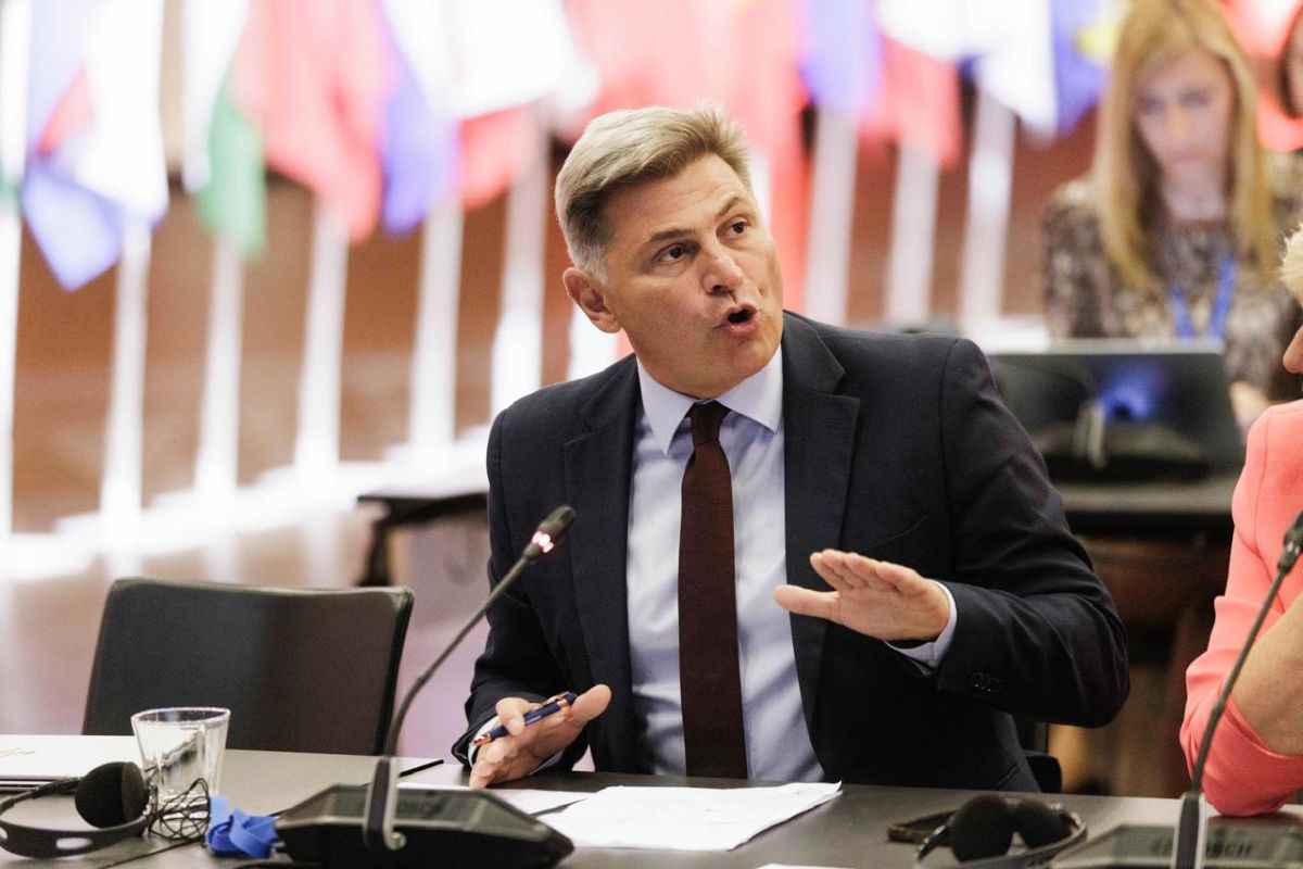 Κομισιόν σε Φαραντούρη: Παραδέχεται ενδεχόμενες παρενέργειες από πρωτεΐνες εντόμων