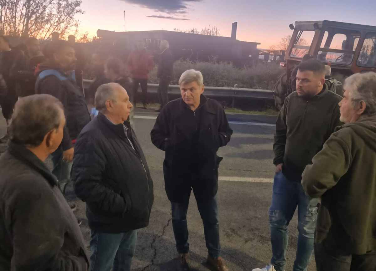 Φαραντούρης από μπλόκο Νίκαιας: «Αγώνας επιβίωσης για τους αγρότες»